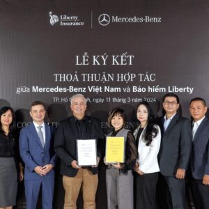 Ban lãnh đạo của Bảo hiểm Liberty và Mercedes-Benz Việt Nam tại Lễ ký kết thỏa thuận hợp tác.